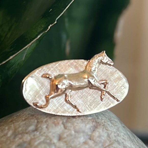 14k gold ring with horse and crosshatch background - Picture 5 of 17